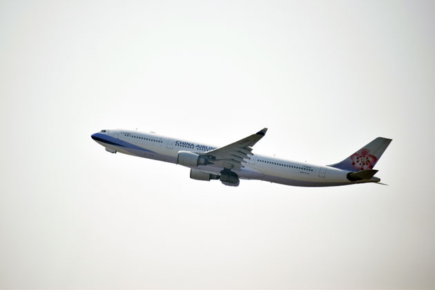 成田空港から離陸してゆく飛行機