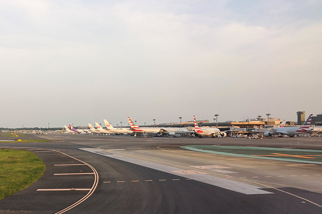 夕暮れの成田空港第２ターミナル