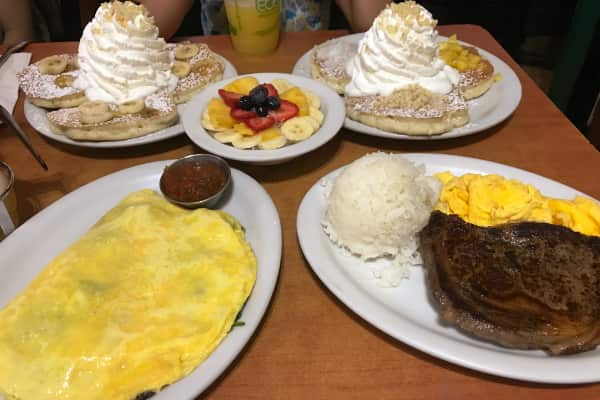 エッグスンシングスのステーキとパンケーキ